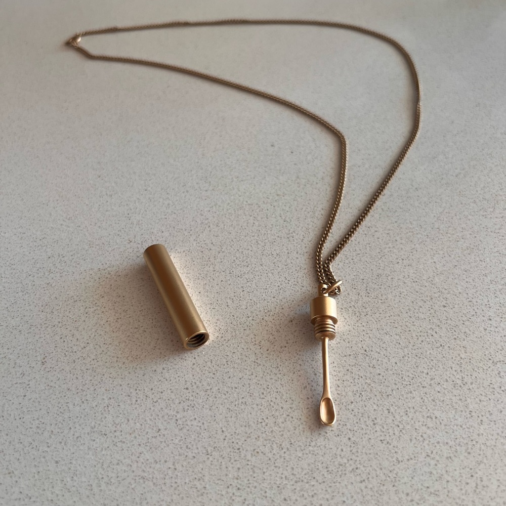 VETEMENTS « Powder Necklace »